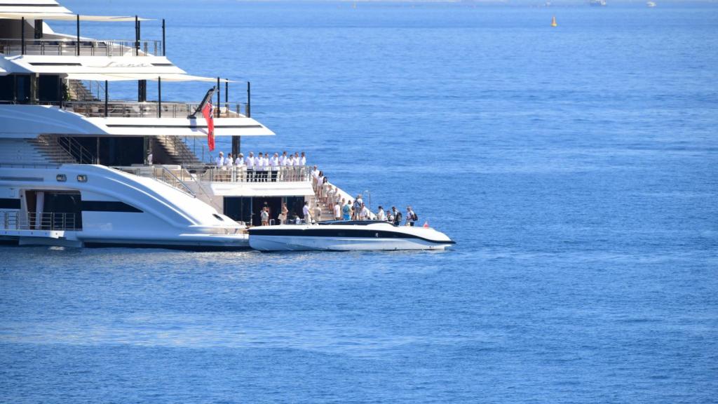 El yate Lana en la costa de Turquía.