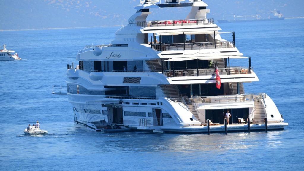 El yate Lana tiene capacidad para 12 invitados y 33 miembros de la tripulación.