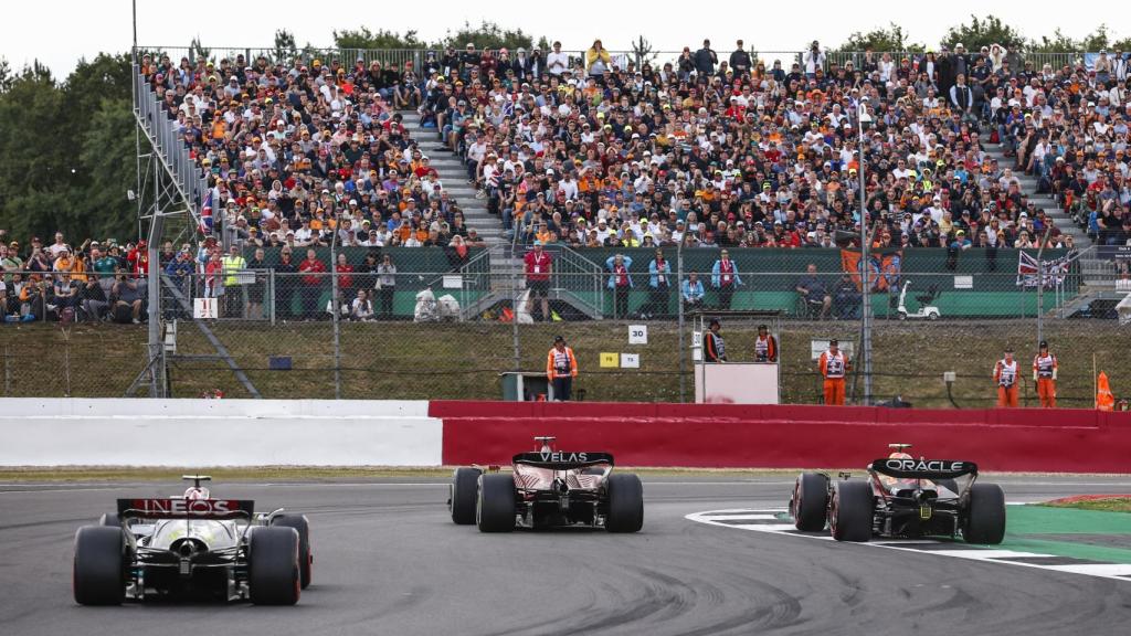 Leclerc, Pérez y Hamilton peleando en Silverstone
