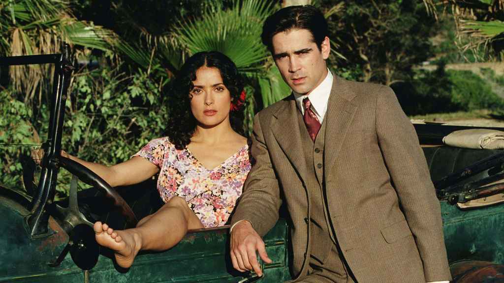 Colin Farrel y Salma Hayek en la película 'Pregúntale al polvo' (2006), producida por Tom Cruise