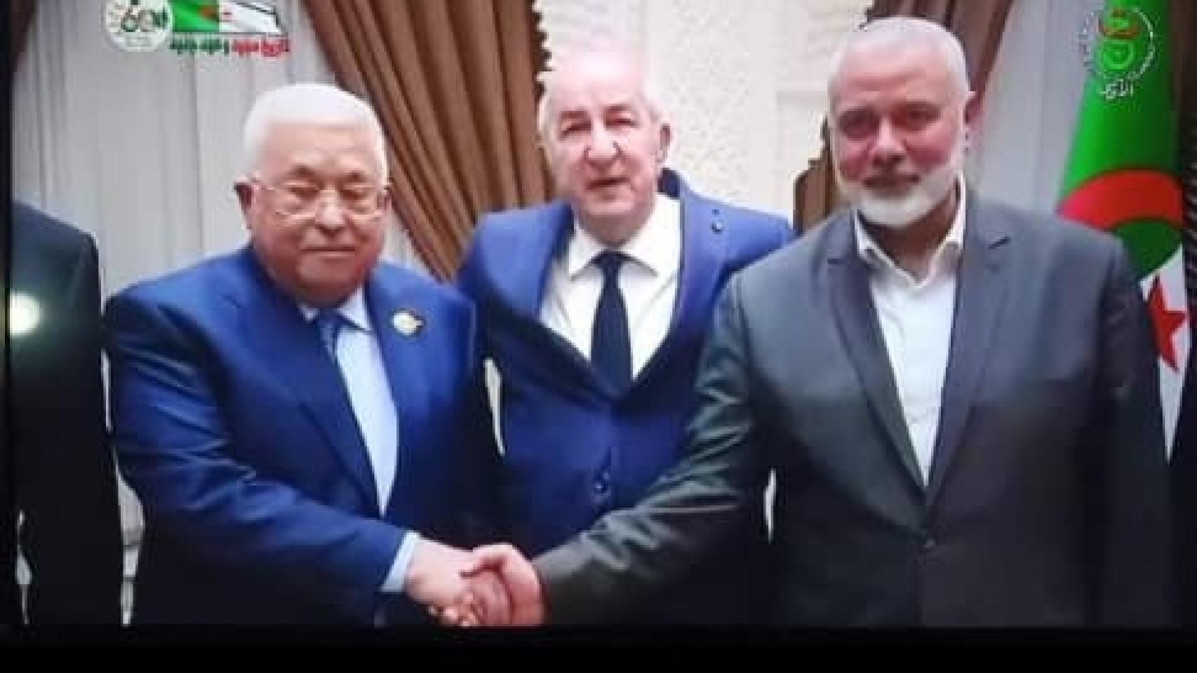 El presidente de Argelia, Abdelmajid Tebboune (centro) reúne al presidente palestino, Mahmoud Abbas (i.) y al jefe de la oficina Política de Hamás, Ismail Haniyeh (d.) en el Centro Internacional de Conferencias en una reunión histórica, la primera de su tipo.