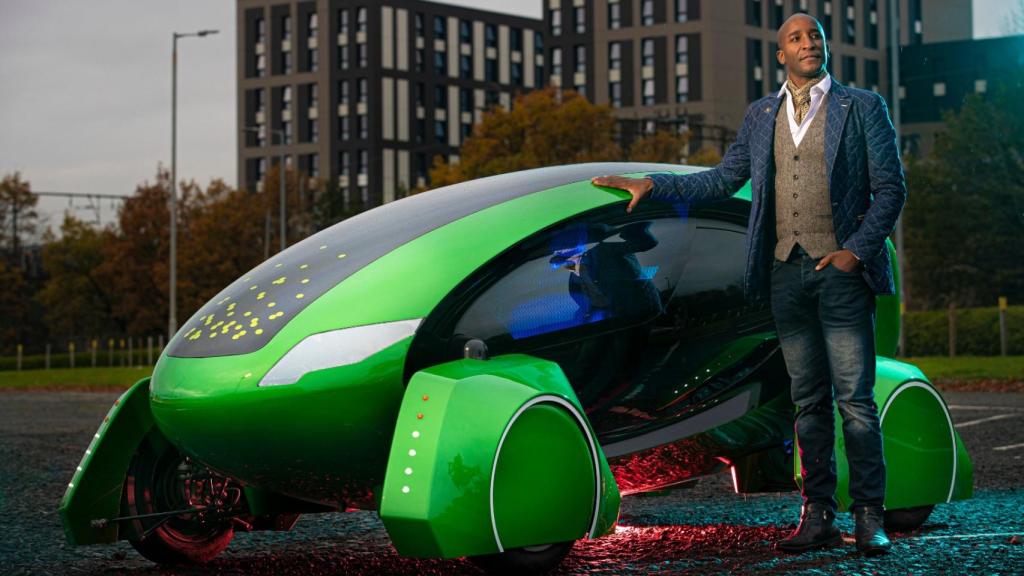 El inventor y empresario William Sachiti con uno de sus coches Kar-go