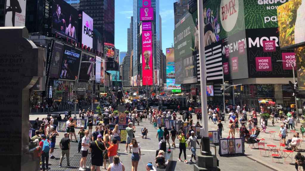 La colección The Tolerance Proyect expuesta en Times Square, en Nueva York.