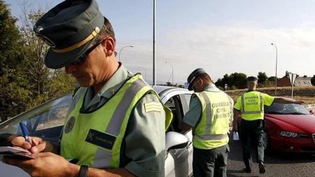 Guardia Civil de Tráfico poniendo multas.