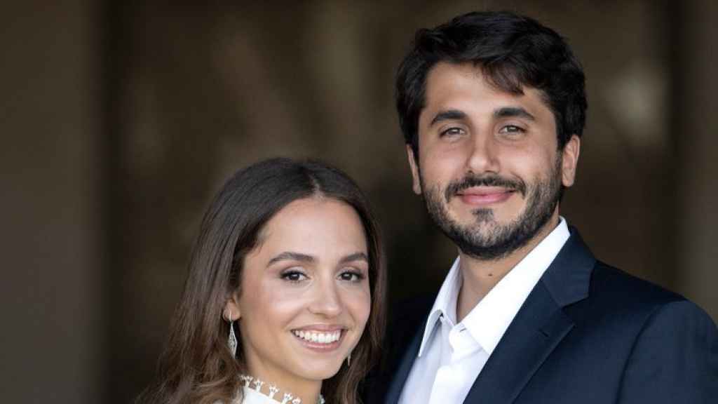 La princesa Iman y su prometido en la foto oficial de su compromiso.