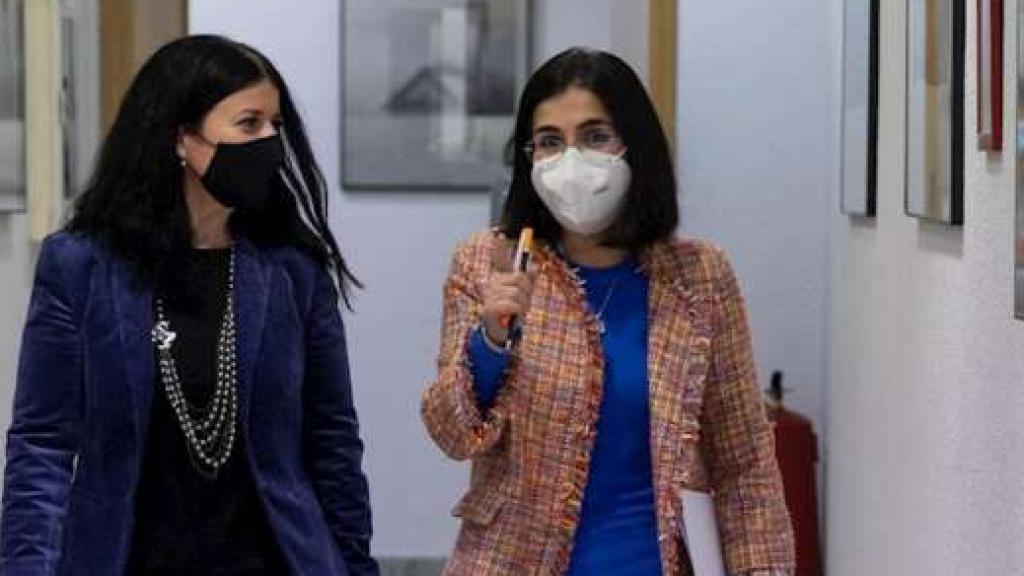 La ministra de Sanidad, Carolina Darias (d), junto a la directora general de Cartera Común de Servicios del Sistema Nacional de Salud y Farmacia, Patricia Lacruz.