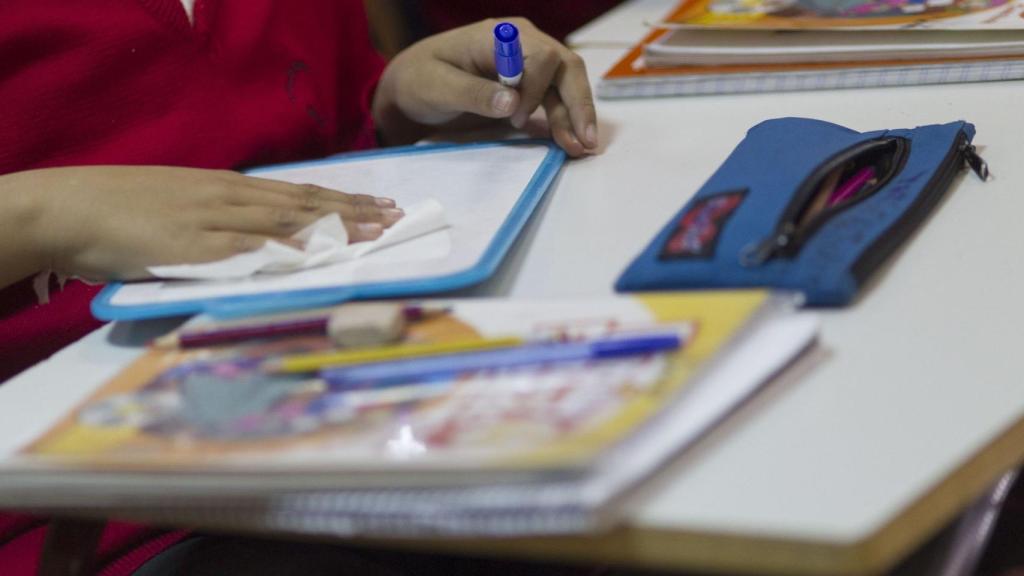 Un alumno durante una clase en el colegio.