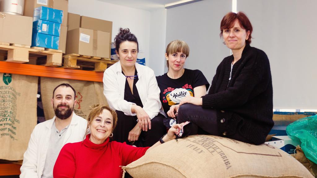 Rosa González, segunda a la izquierda, y el equipo de Koitxo.