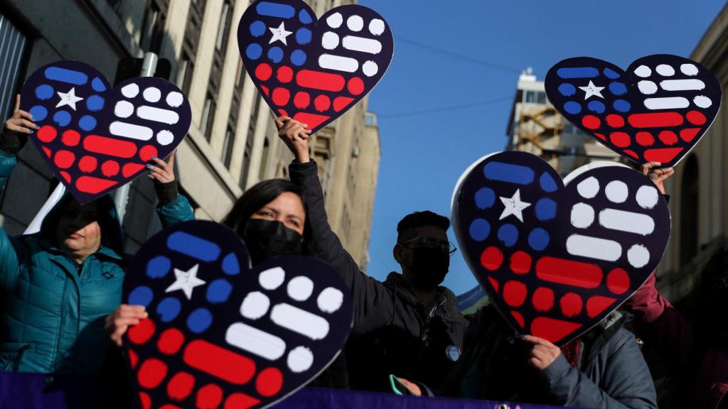 Manifestantes a favor de la nueva Constitución