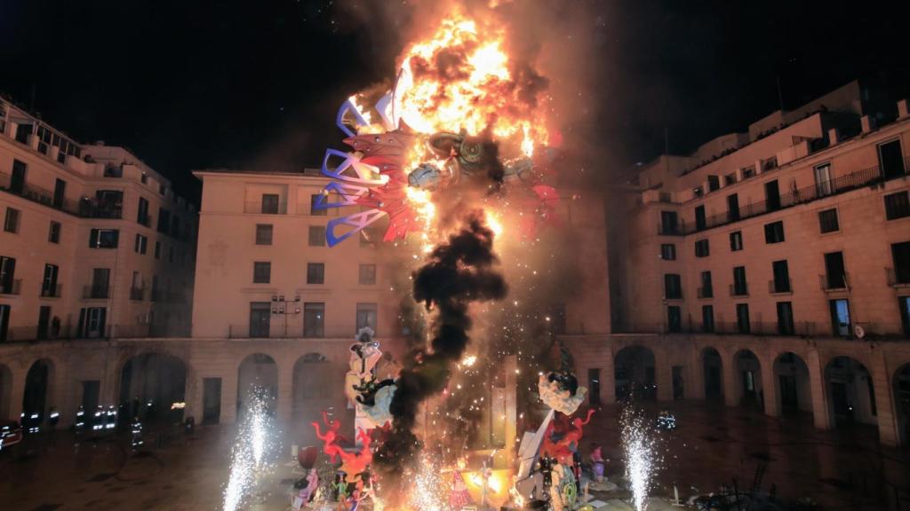 Cremà de la hoguera oficial, ubicada en la Plaza del Ayuntamiento, en una imagen de archivo.