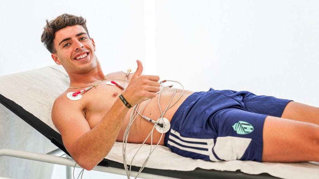 Álvaro Aguado pasa el reconocimiento médico