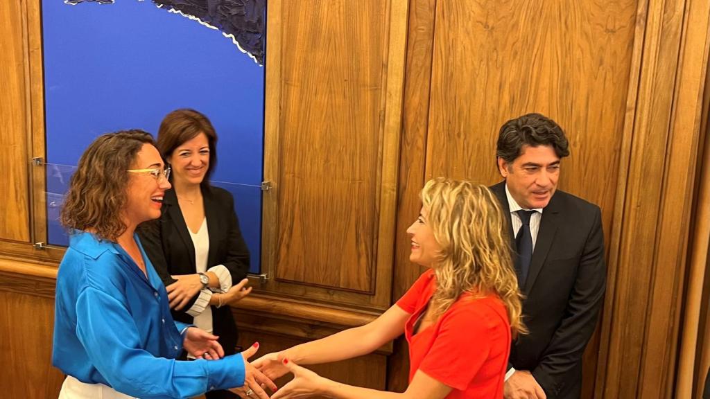 La consejera saluda a la ministra de Transportes, Movilidad y Agenda Urbana.