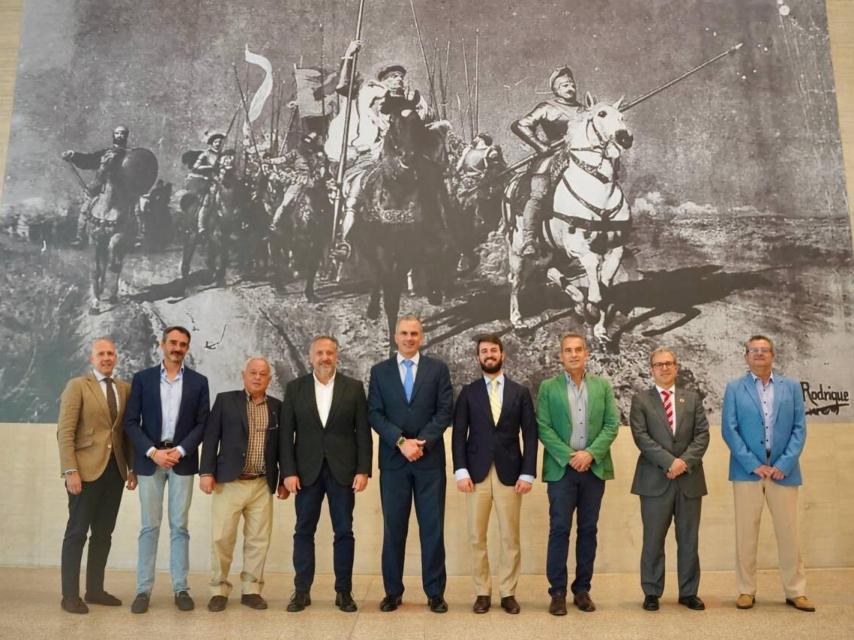 El secretario general de Vox, Javier Ortega-Smith, junto al vicepresidente de la Junta, Juan García-Gallardo, los consejeros y otros procuradores del partido, este miércoles en las Cortes.
