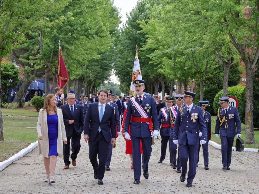 Alfonso Fernández Mañueco y Felipe VI a su llegada a la Academia Básica del Aire.