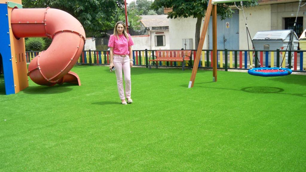 La concejala de Obras, Parques y Jardines, Marta Labrador, visita el parque infantil de la plaza del Ángel de Santa Marta