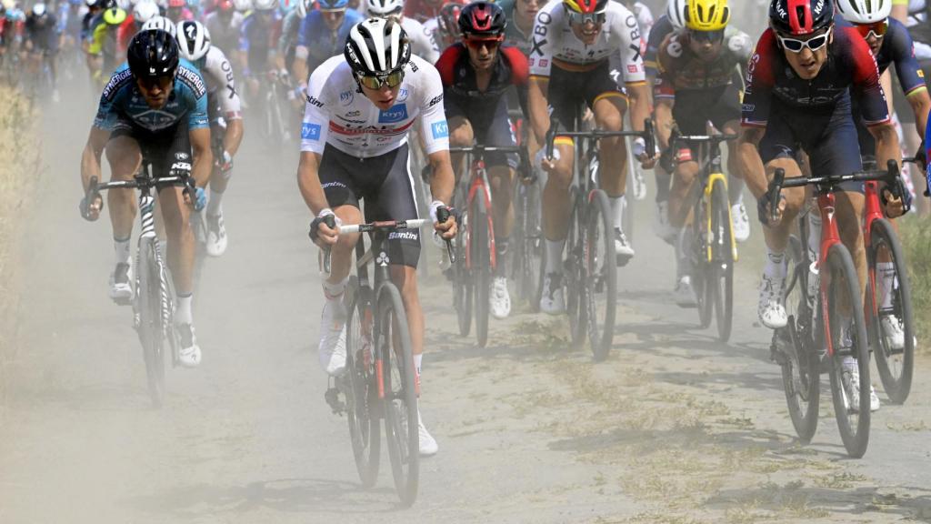 Tadej Pogacar pasando por uno de los sectores de pavé.