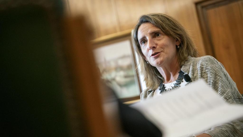 La vicepresidenta tercera, Teresa Ribera, este miércoles en su despacho, durante la entrevista con EL ESPAÑOL.