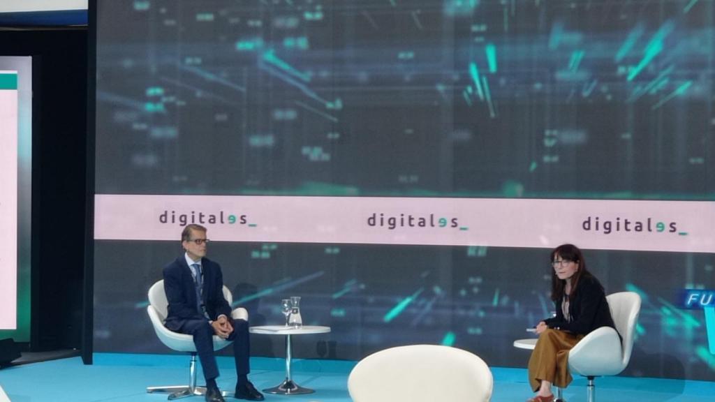El secretario de Estado de Telecomunicaciones e Infraestructuras Digitales, Roberto Sánchez, dialoga con la doctora en Economía y gerente en Frontier Economics, Juana Santamaría, en el 2022Summit de DigitalEs