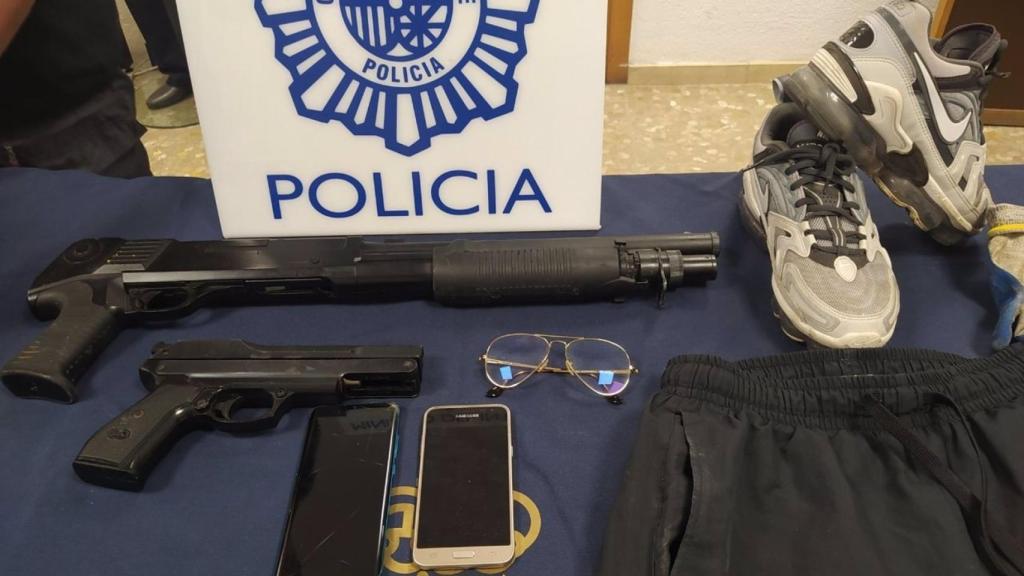 Armamento intervenido por la policía nacional.