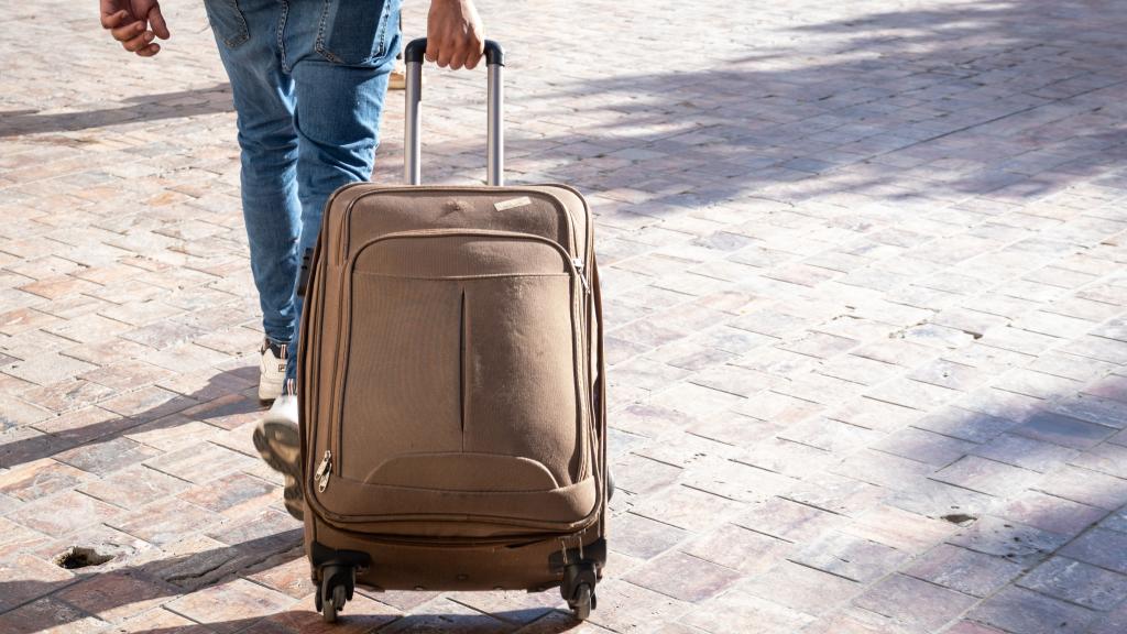 Imagen de un turista arrastrando una maleta por el Centro de Málaga.