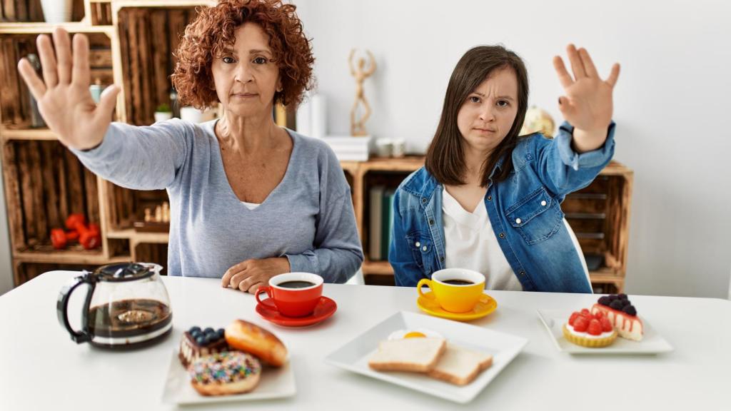 Dos mujeres en el desayuno haciendo un gesto de negación.