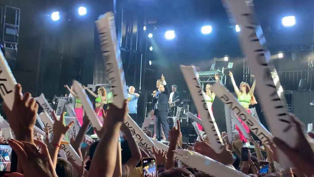 Abel Caballero durante la actuación de la orquesta Panorama en las fiestas de Coia 2022.