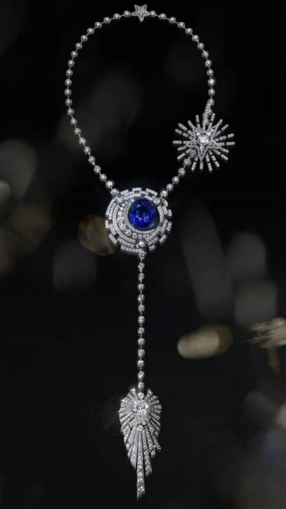 Collar de diamantes de 55 quilates con un broche de zafiro en el centro.