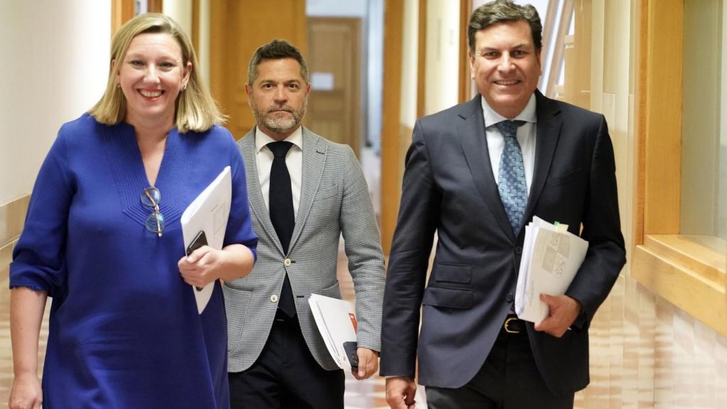 El consejero de Economía y Hacienda y portavoz, Carlos Fernández Carriedo, y la consejera de Familia e Igualdad de Oportunidades, Isabel Blanco, comparecen en rueda de prensa posterior al Consejo de Gobierno