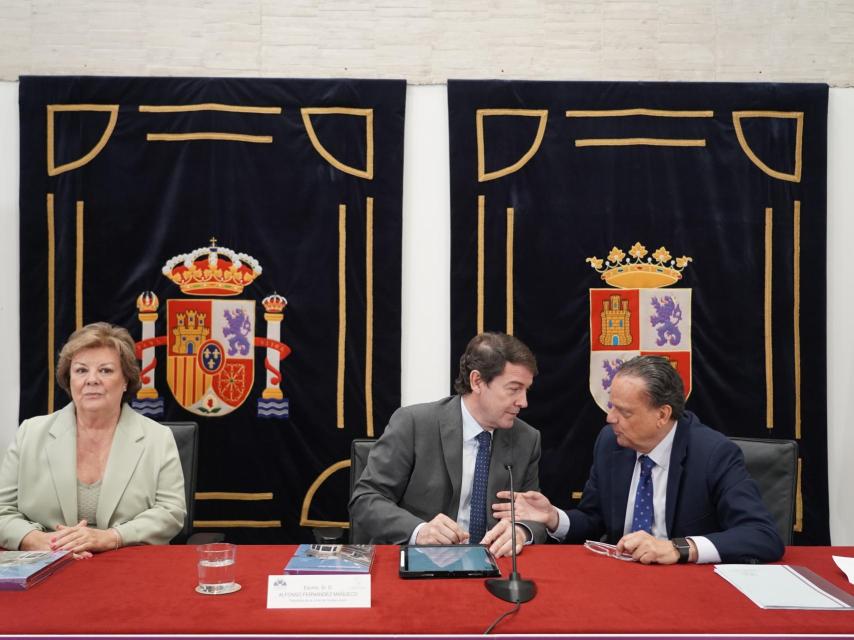 La presidenta del Tribunal de Cuentas, Enriqueta Chicano, el presidente de la Junta, Alfonso Fernández Mañueco y el presidente del Consejo de Cuentas, Mario Amilivia, durante la conmemoración del XX aniversario del órgano, este jueves.