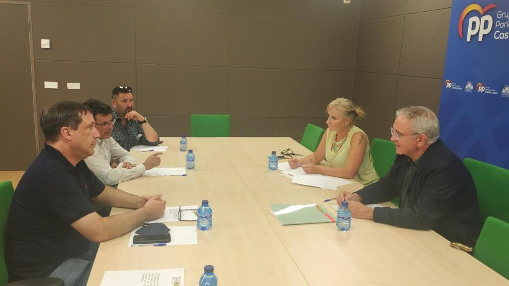 Los representantes de UCCL, en reunión con Óscar Reguera Acevedo y Leticia García Sánchez (PP)