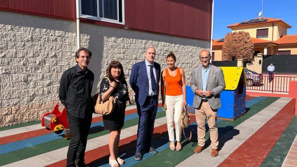 El director general de Centros e Infraestructuras, José Miguel Sáez, y la delegada territorial, Clara San Damián, acompañados por el director provincial de Educación de Zamora, Fernando Prada