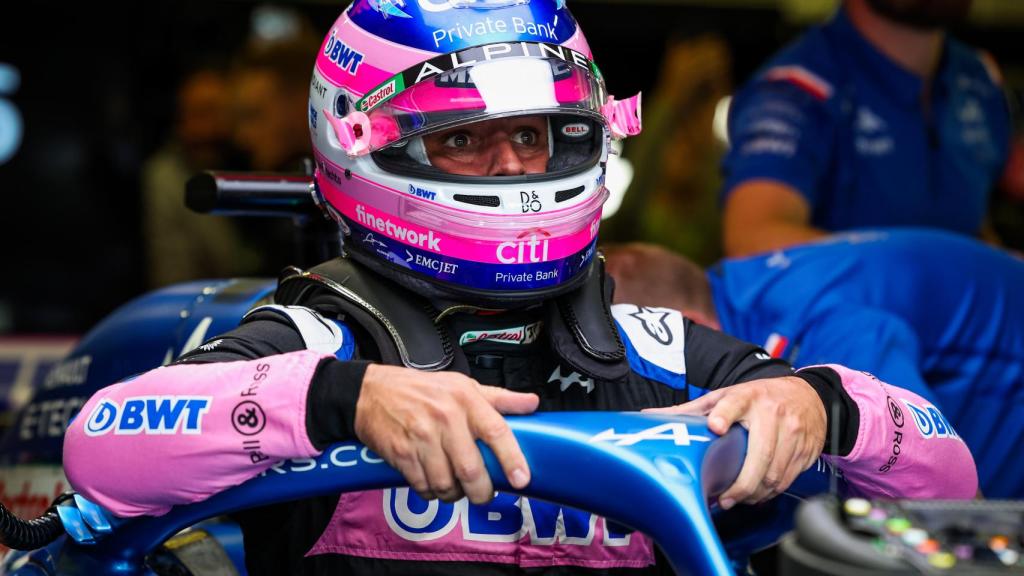 Fernando Alonso en el box de Alpine en Silverstone
