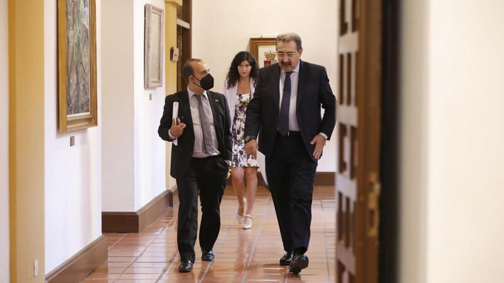 El presidente de las Cortes de Castilla-La Mancha Pablo Bellido y el consejero de Sanidad Jesús Fernández este jueves.