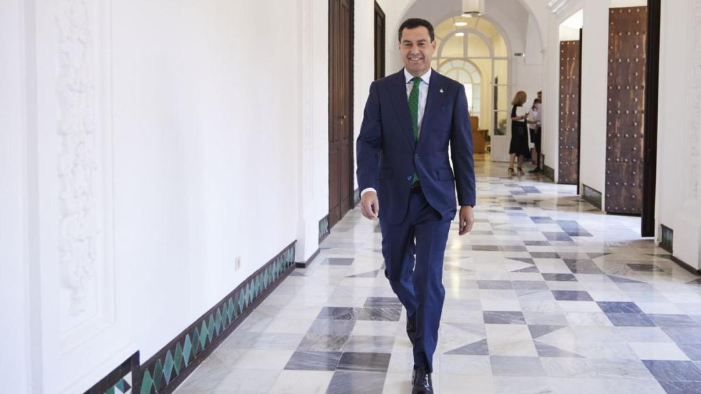 Juanma Moreno en uno de los pasillos de San Telmo, sede de la Junta de Andalucía.