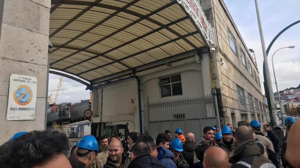 Trebajadores concentrados a las puertas del astillero vigués.