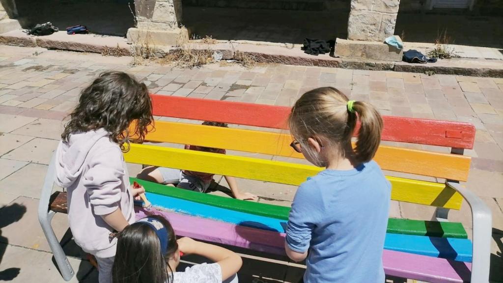 Banco pintado por los pequeños de Barruelo de Santullán