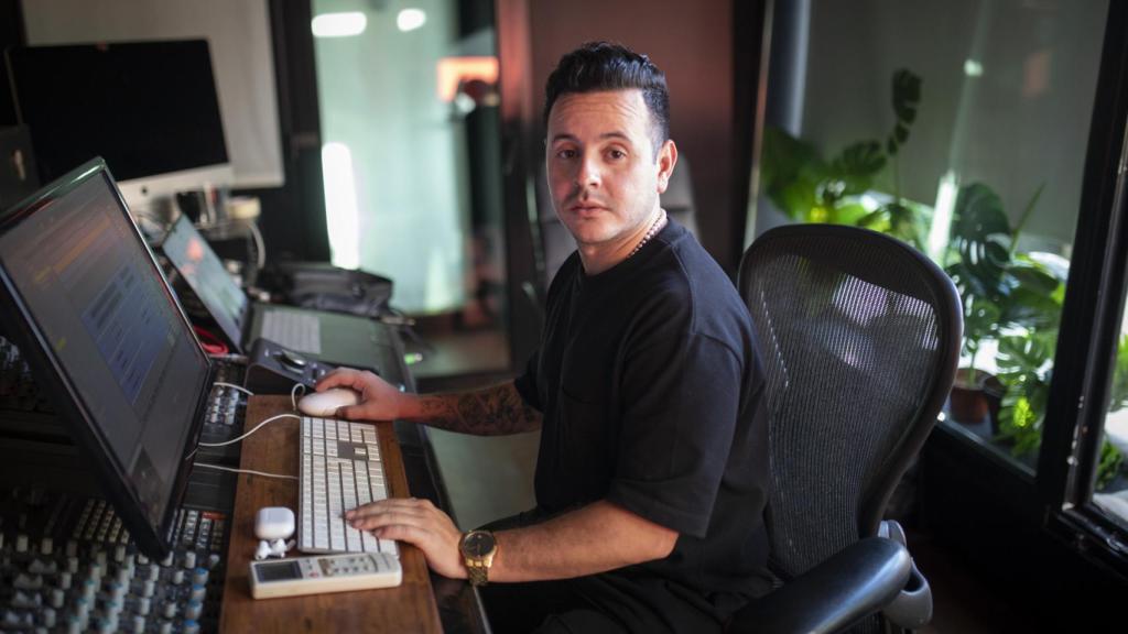 El productor Manu Lara trabajando en su estudio.