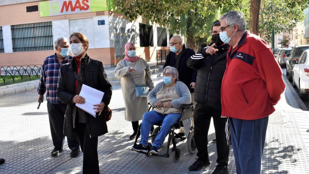 Algunos vecinos de El Perchel, en una imagen.