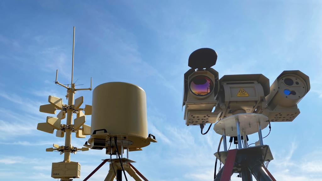 Imagen de los equipos del sistema antidrones AMRS desarrollado por Indra.