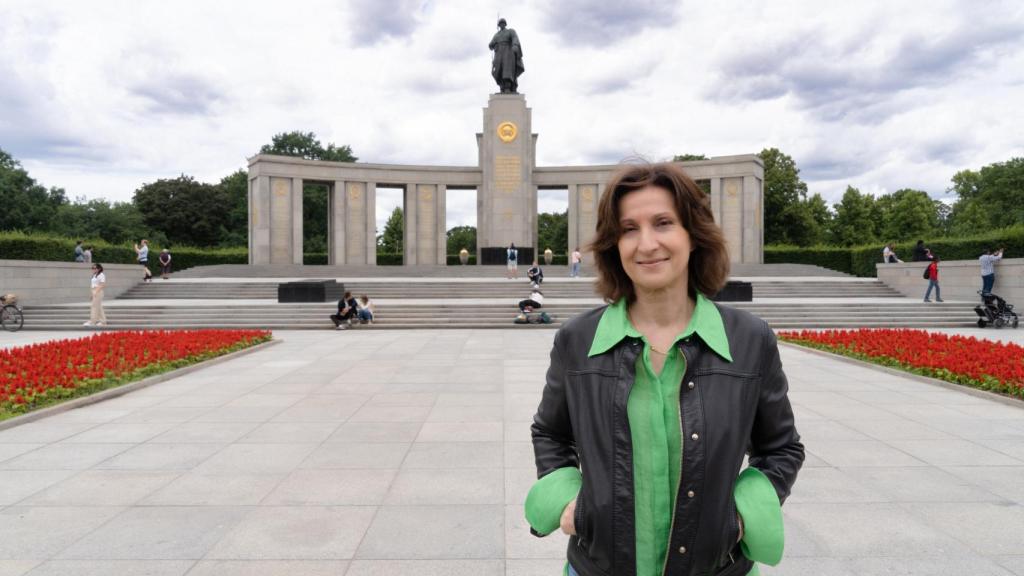 Paloma Sánchez-Garnica delante del monumento de Guerra Soviético.