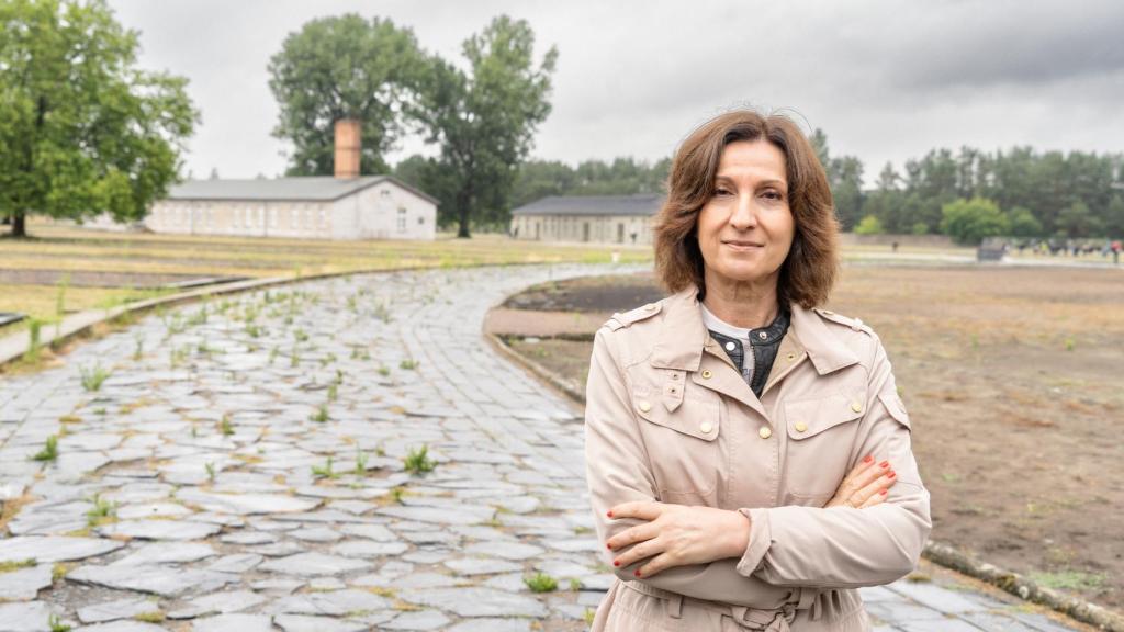 La escritora, durante la visita al campo de exterminio nazi.