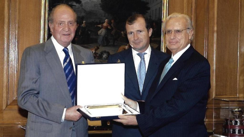 Jorge de Esteban recibe una condecoración de manos de Juan Carlos I.