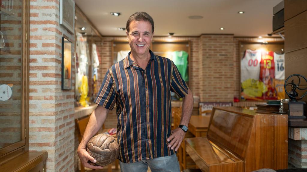 El periodista posa con un balón firmado por todos los campeones del mundo de fútbol españoles.
