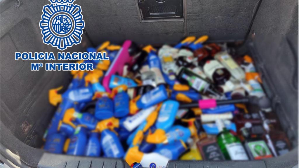 Los productos incautados en el maletero del vehículo.