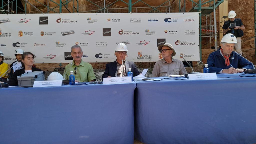 Gonzalo Santonja y los codirectores del Proyecto, Juan Luis Arsuaga, José María Bermúdez de Castro y Eudald Carbonell y Rosa Huguet presentan el nuevo descubirmiento