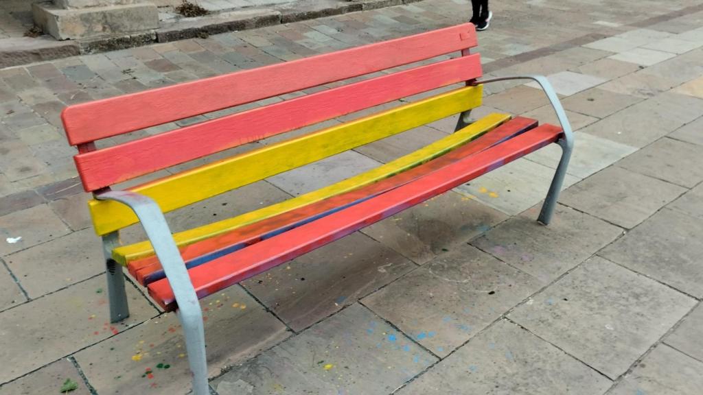 Banco pintado con la bandera de España en Barruelo de Santullán