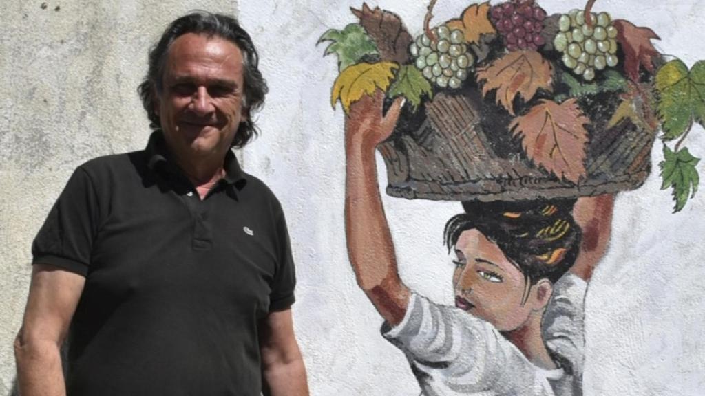 Juan junto a su última obra