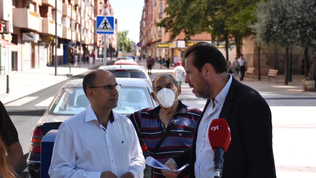 Óscar Puente y Luis Vélez en la visita a la calle de El Carmen este viernes.
