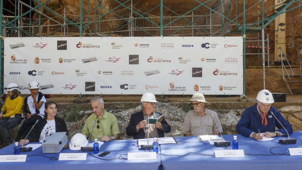 Gonzalo Santonja, consejero de Cultura, visita Atapuerca