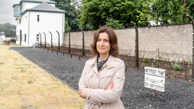 La escritora Paloma Sánchez-Garnica en el campo de concentración de Sachsenhausen. Foto: Carlos Ruiz B.k.